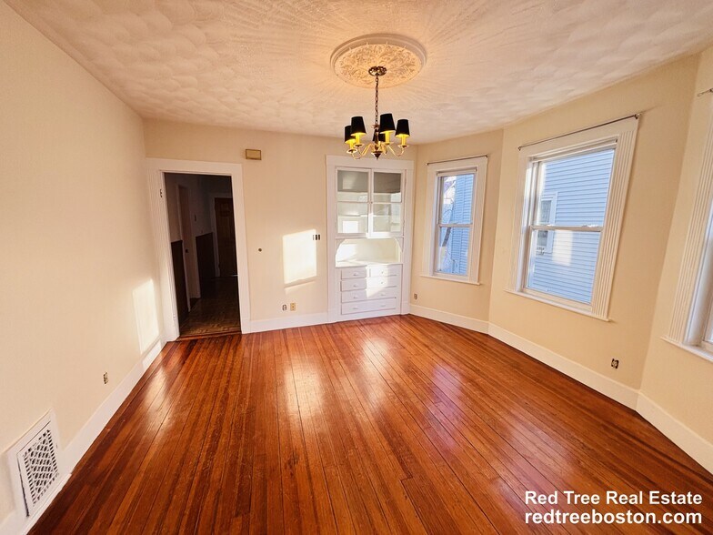 Building Photo - 39 Montfern Ave