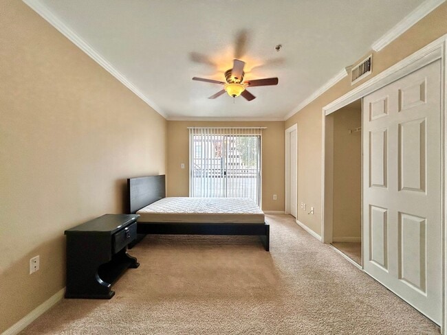 Building Photo - Light-Filled 2BR/2BA with Balcony in Austin