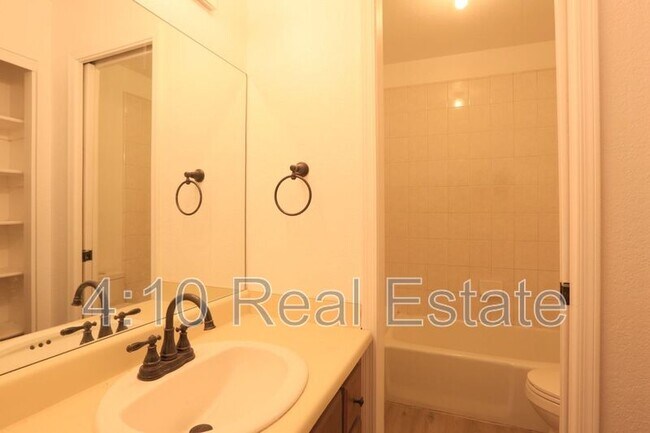 Building Photo - 951 E Leeward Ln