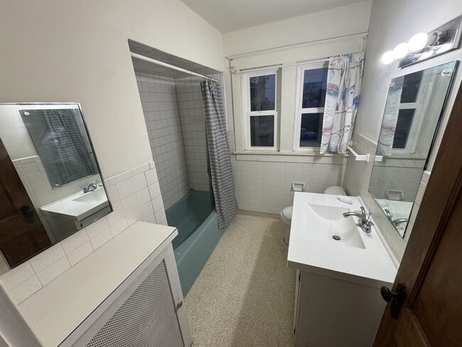 Building Photo - 303 Doty St