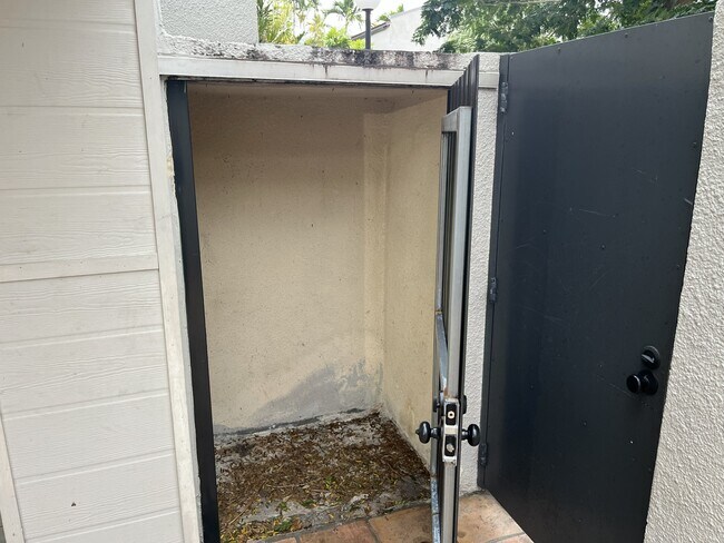 Building Photo - 4702 SW 67th Ave