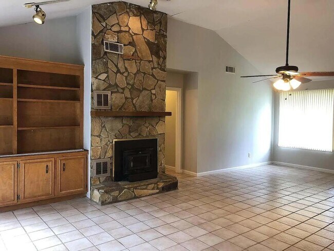 Building Photo - 634 Kettle Creek Dr