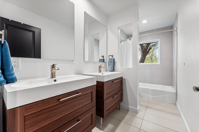Building Photo - Stunning 4-bedroom / 3-bathroom townhome i...
