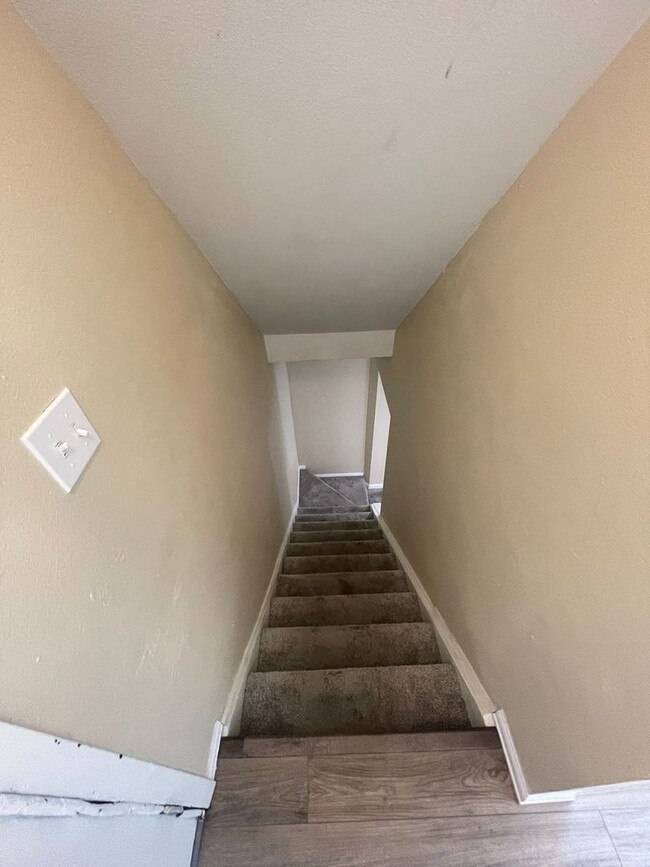 Building Photo - 255 Otis Ct