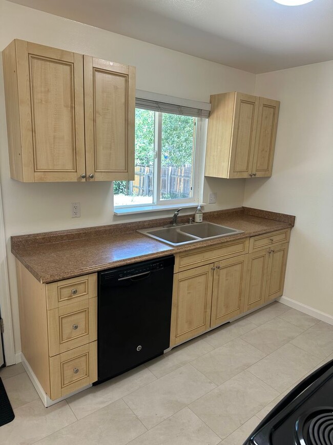 Building Photo - Spacious 3 Bedroom House with Attached Garage and Large Yard!