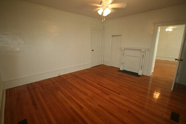 Building Photo - Spacious 1st Floor Apt - 1/2 Block to Duke - HUGE Fenced Yd