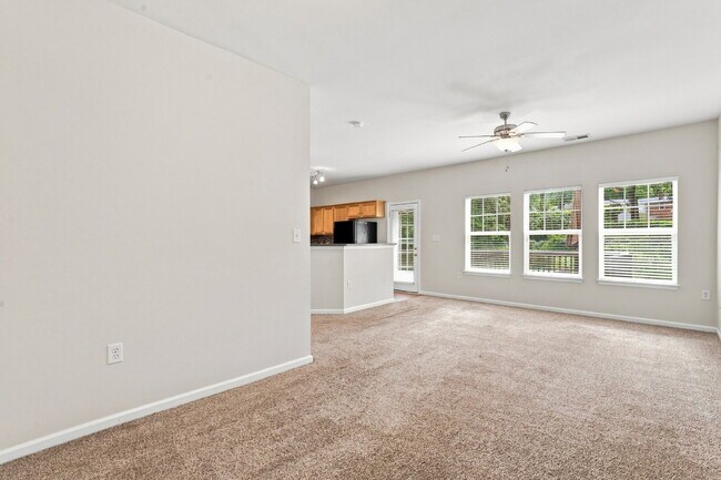 Building Photo - Spacious End Unit Townhome!