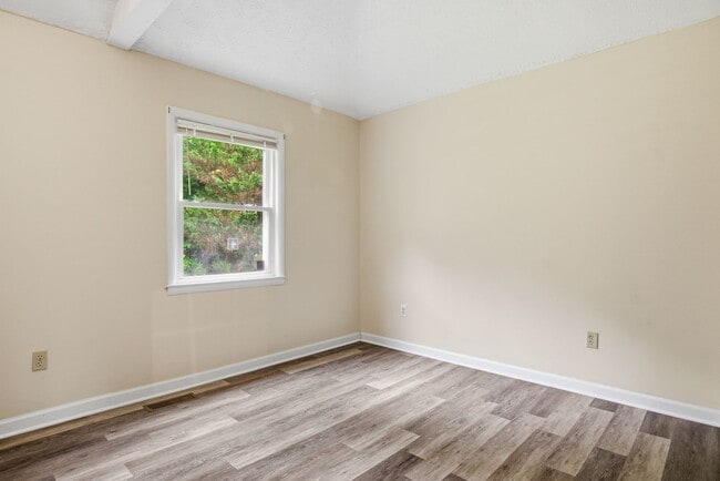 Building Photo - Spacious 4-Bedroom Pet Friendly Home in a Peaceful Rural Setting