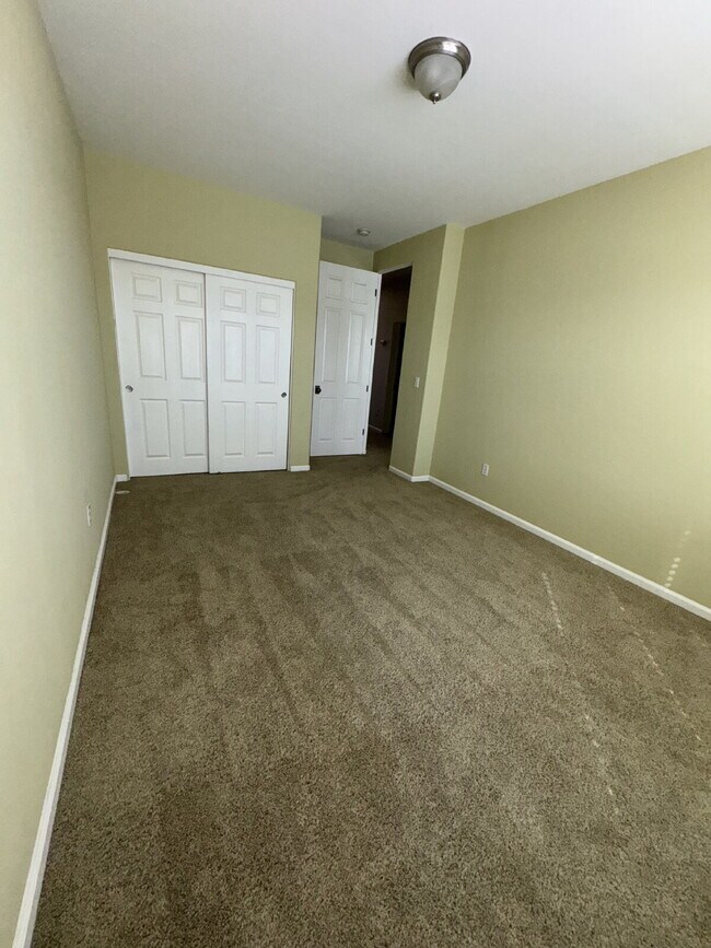 Building Photo - FIRST MONTH FREE RENT Luxurious 4-Bed, 4-B...