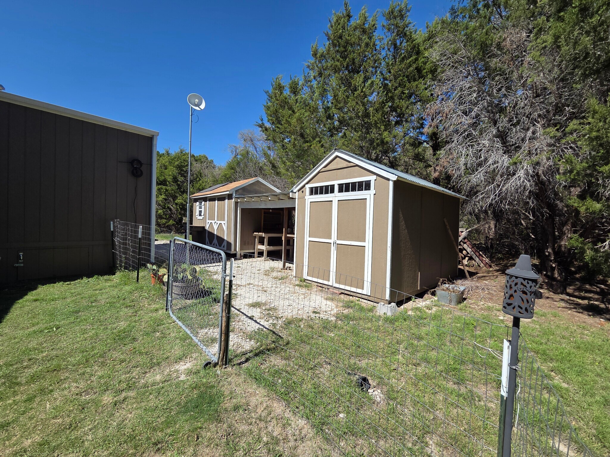 Building Photo - 2409 Creekview Dr