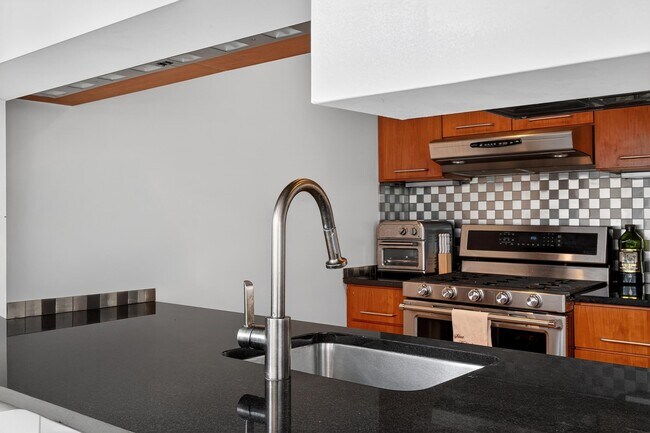 Building Photo - 25 Hudson St