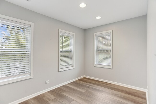 Building Photo - 3227 S Wells St