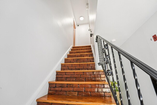 Building Photo - 529 38th St