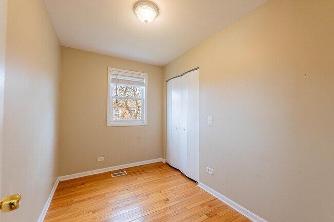 Building Photo - 2724 N Meade Ave