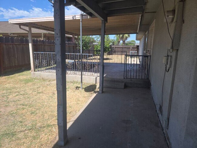 Building Photo - Spacious Home!!