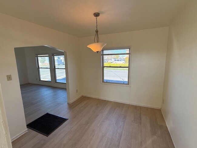 Building Photo - Updated 1-Bedroom Duplex with Lovely Priva...