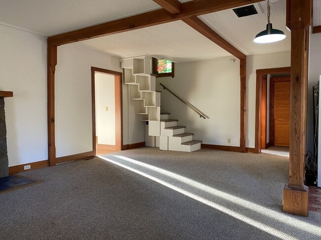 Building Photo - Country Home!