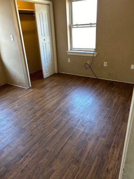 Primary Photo - 64 W Askren St