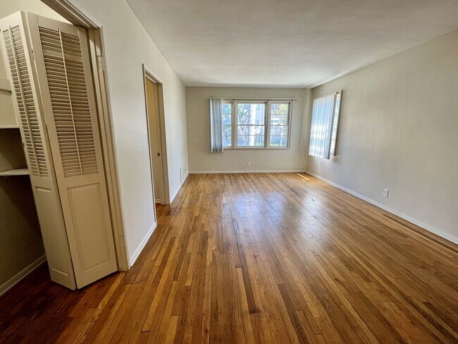 Interior Photo - 605 Kelton Ave