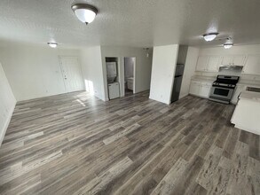 Building Photo - 2 BEDROOM 2 BATH, SECOND  FLOOR UNIT, NO CARPET, NEAR NELLIS AFB!