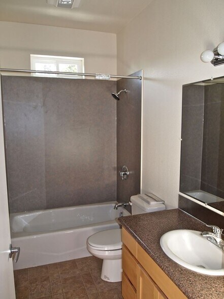 Building Photo - 6924 SE 108th Ave