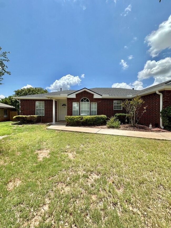 Building Photo - NOW AVAILABLE - Charming Home In The Bluffs!!