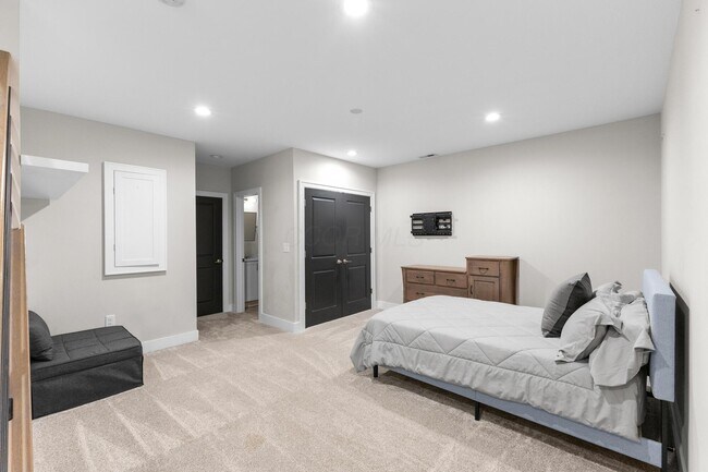 Building Photo - 293 Auden Ave