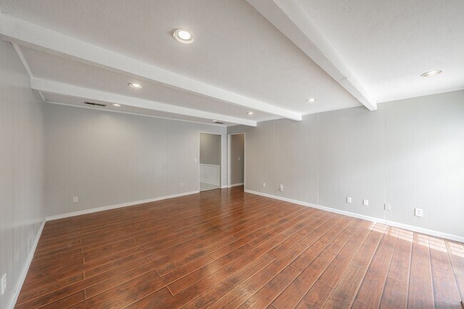 Building Photo - 1300 Potomac Dr