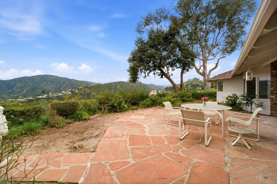 Building Photo - 935 Linda Flora Dr