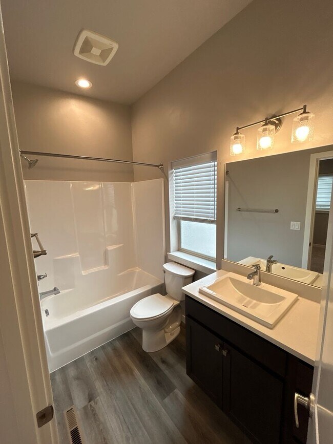 Building Photo - 2 Primary Bedroom Suites / 2.5 Bathroom Townhouse in Redmond OR