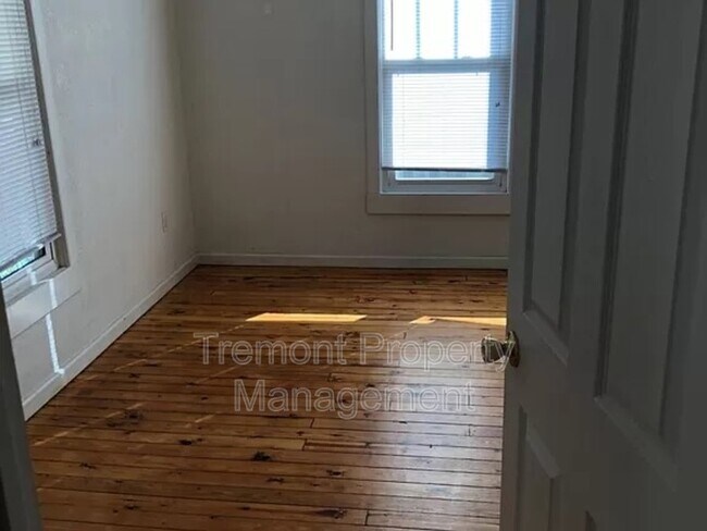 Building Photo - 607 Snow St