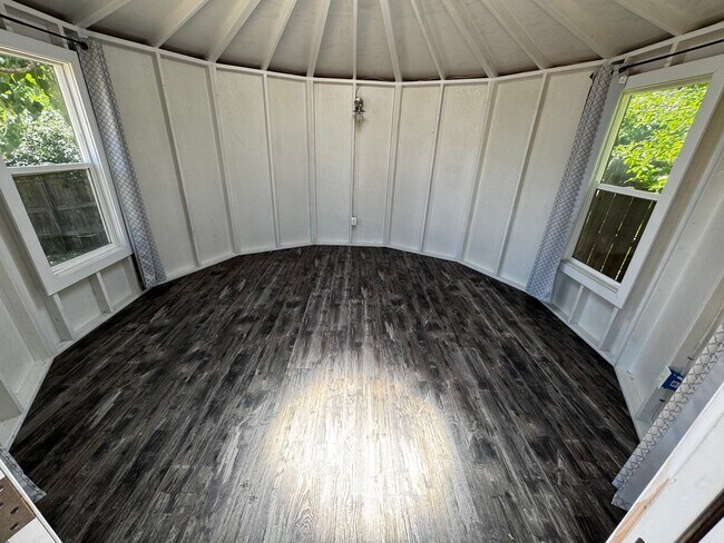 Building Photo - Spacious Aurora Home