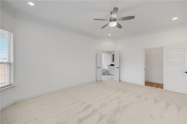 Building Photo - 1600 SW Montrose Ave