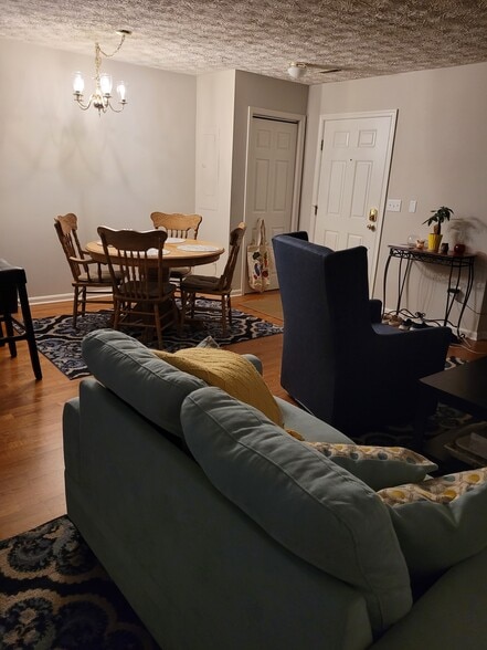 Shared 1st Floor Living Area - 10 Ironstone Ct