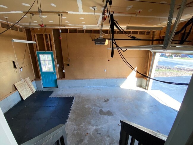 Building Photo - Great location In Mechanicsville! Three bedrooms plus bonus room/fourth bedroom, 2.5 baths and ga...