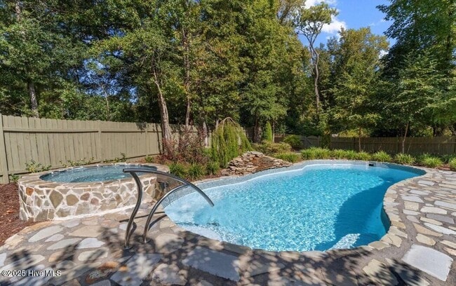 Building Photo - 8825 Sawmill Creek Ln