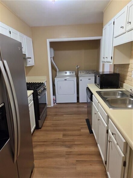 Building Photo - 5595 Wells Cir