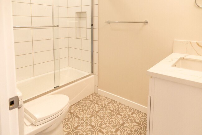 Building Photo - 1000-1006 Tilton