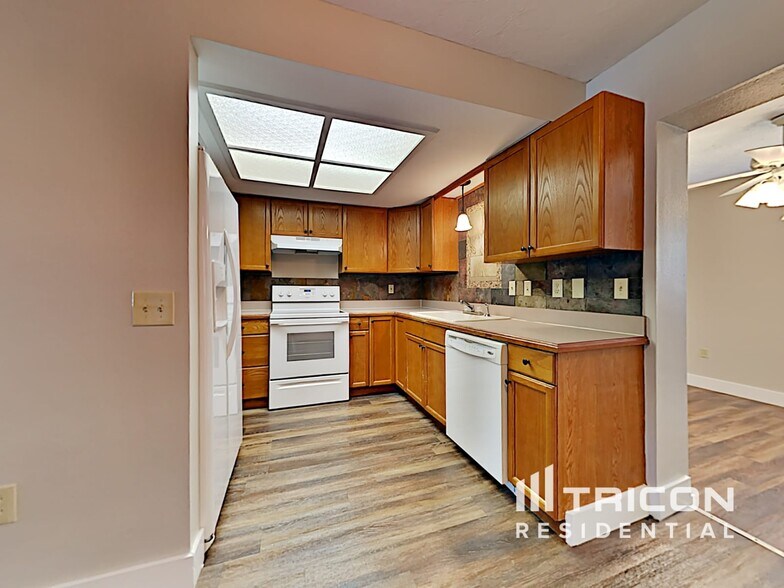 Building Photo - 1074 Deer Hollow Way