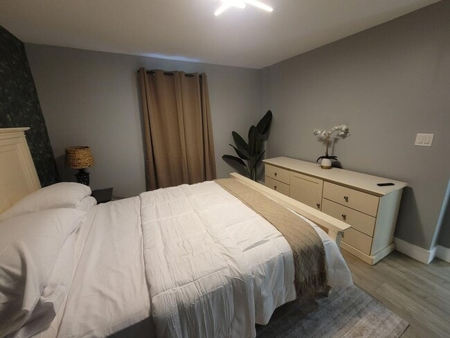 Building Photo - 106 E Chandler Rd