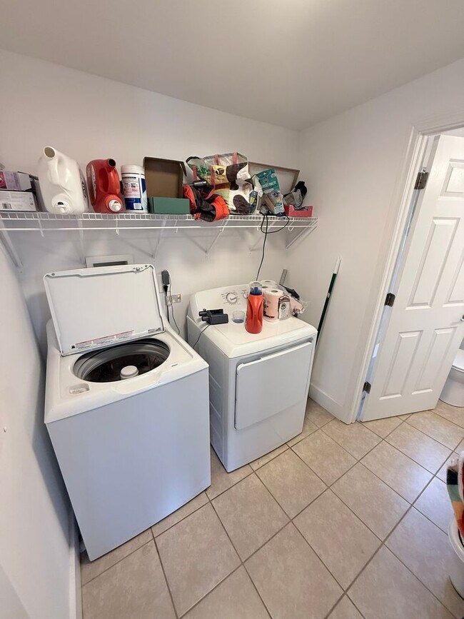 Building Photo - Updated Rare Normaltown Find