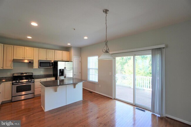 Building Photo - 900 Susan Cir