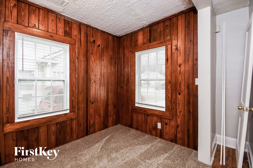 Building Photo - 1583 Pineview Terrace SW