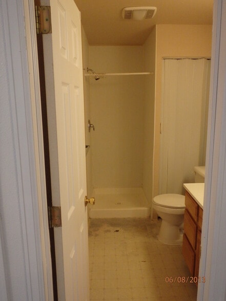 bathroom lower level - 605 W Lake St