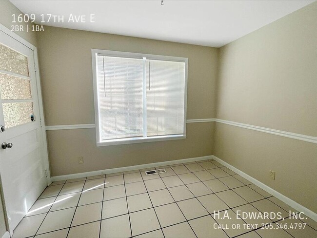 Building Photo - 1609 17th Ave E