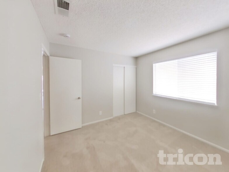 Building Photo - 1833 Ridgefield Dr