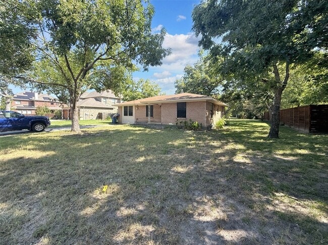 Building Photo - 404 S Coppell Rd