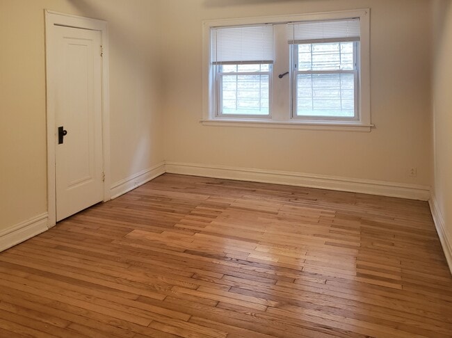 Building Photo - 2922 N Albany Ave