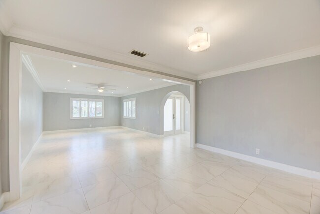 Building Photo - 2603 NE 35th St