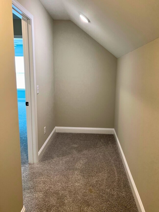 Building Photo - 3/2 fenced in yard & access to amenities!!